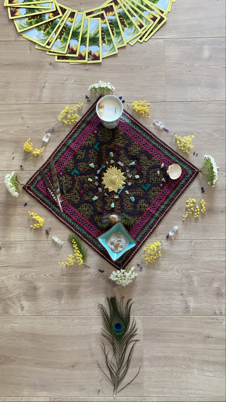 tapis, fleurs et cartes